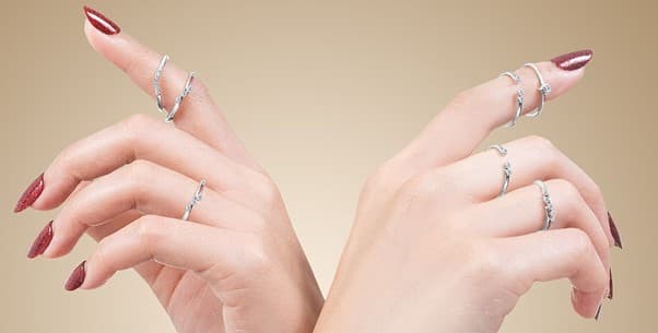 Ternyata Ini Arti Memakai Cincin Berlian Asli di Tiap Jari