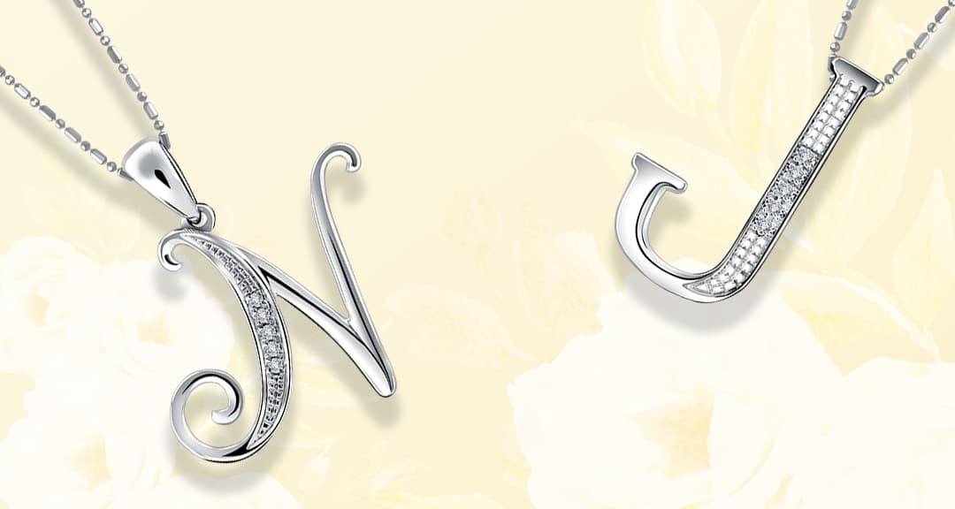 Apa Makna Liontin Inisial Berdasarkan Jenisnya