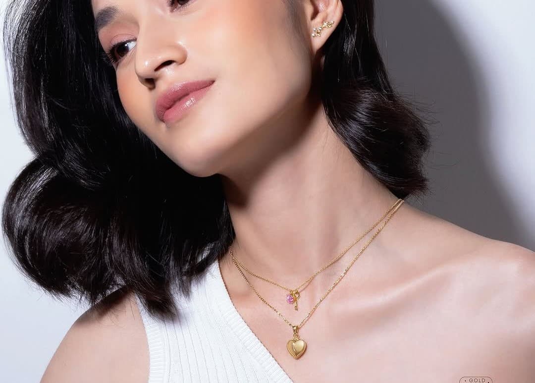 Tips Padupadan Model Kalung dengan Outfit Natal