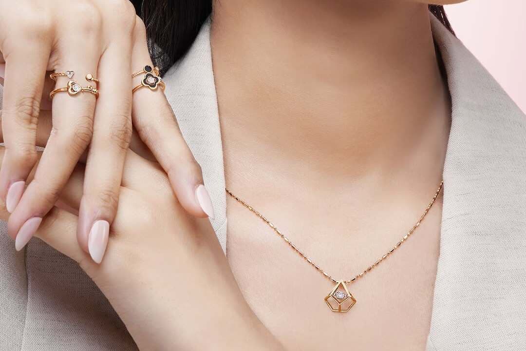 Tips Memilih Kalung Liontin sebagai Statement Jewelry untuk Outfit Simple
