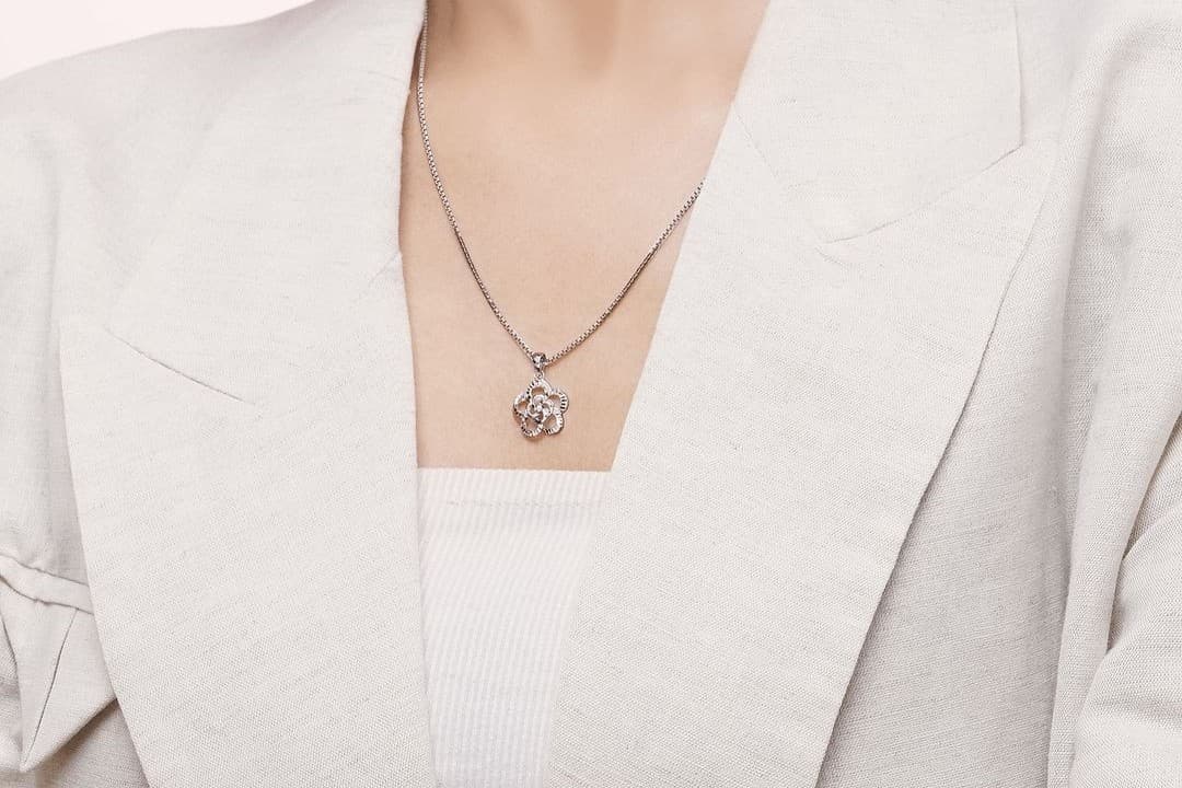 Tips Memilih Liontin Berlian yang Sesuai dengan Gaya Anak Muda