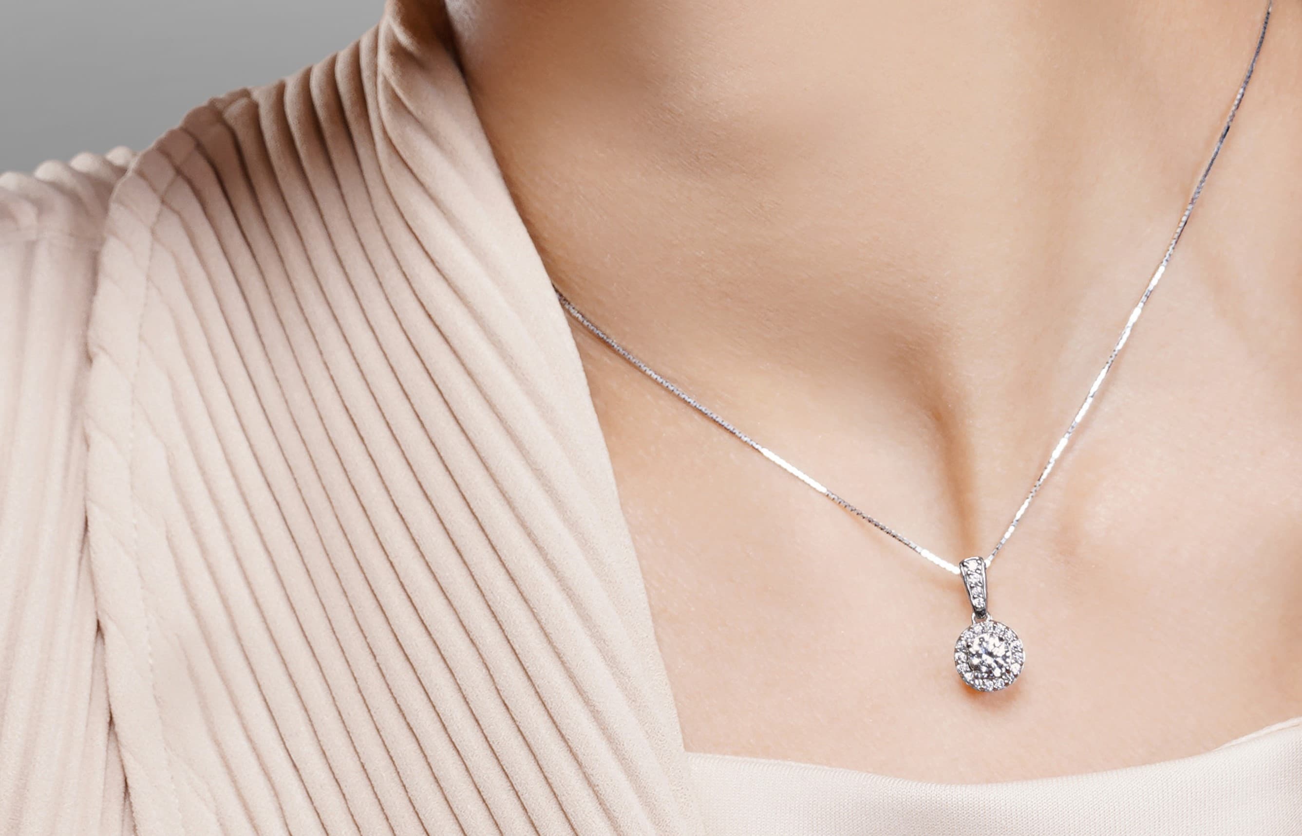 Kalung Model Terbaru Simple Tapi Elegan yang Menjadi Pilihan Wanita Karir