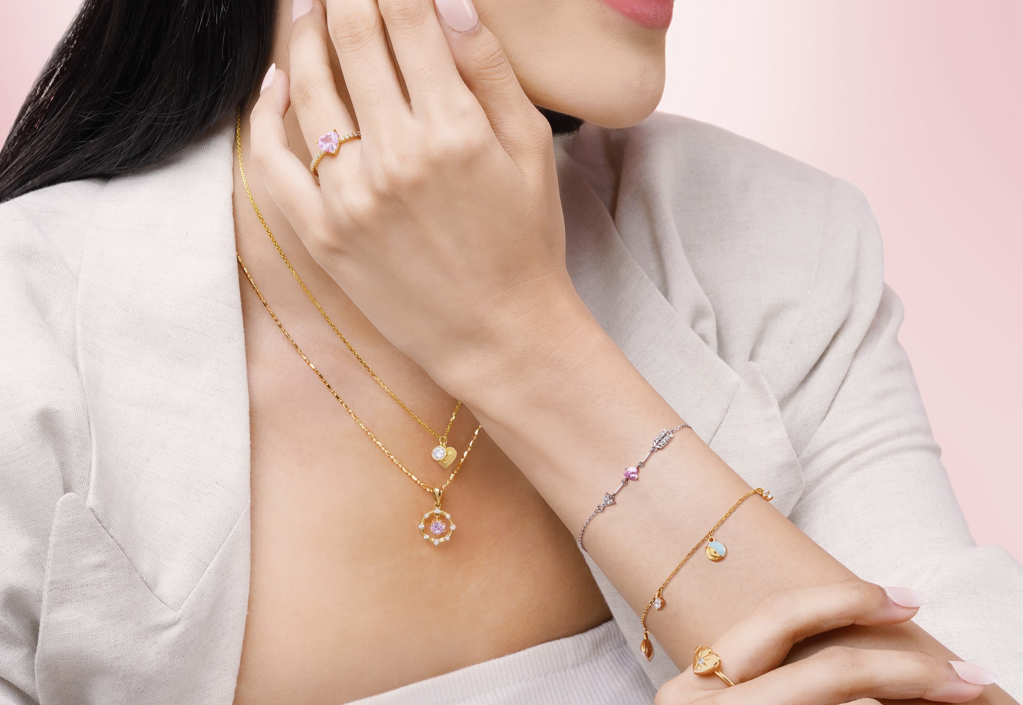 Suka Fashion Y2K? Bikin Lebih Mewah dengan Gelang Emas Model Terbaru Berhiaskan Berlian