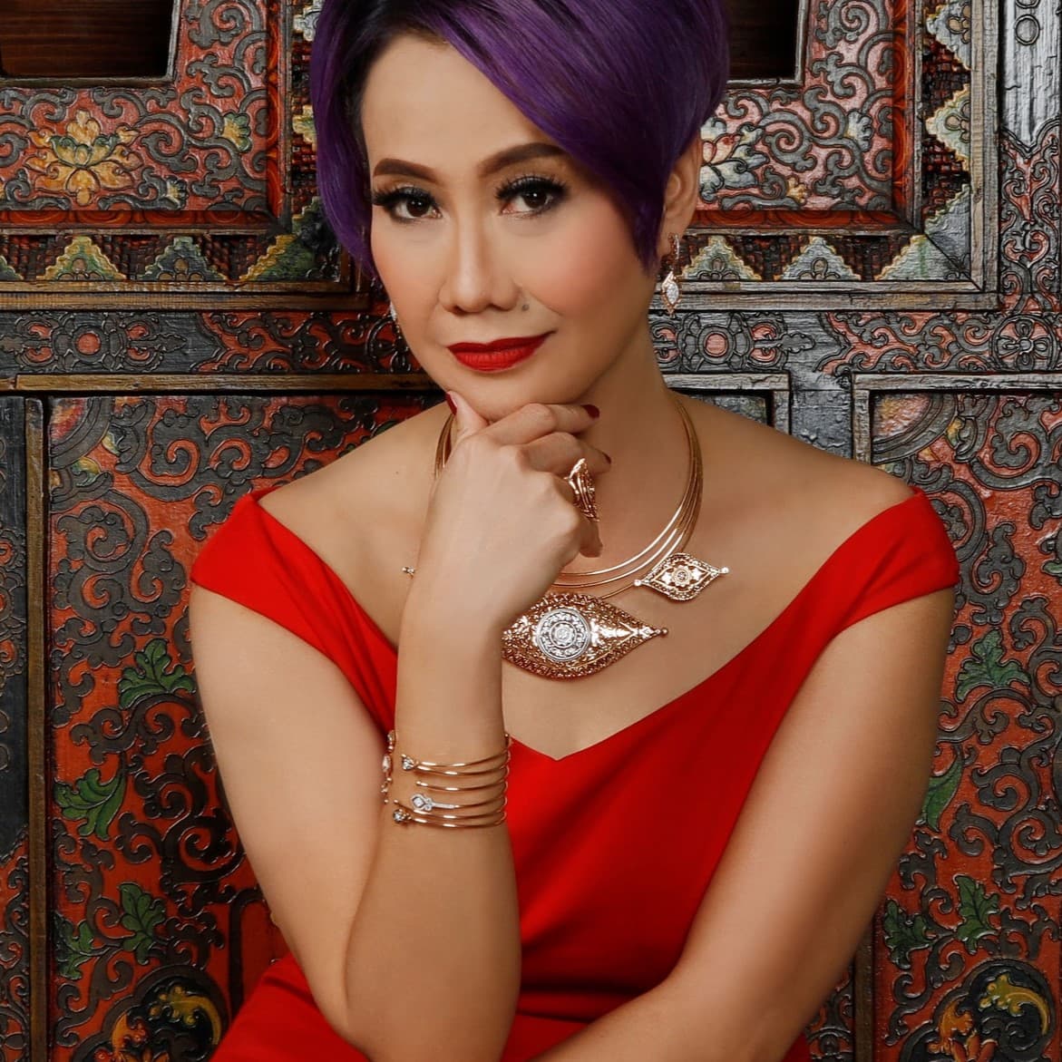 Kemilau Glamor Rosiana Silalahi Memakai Perhiasan Emas Unik Bernuansa Nusantara