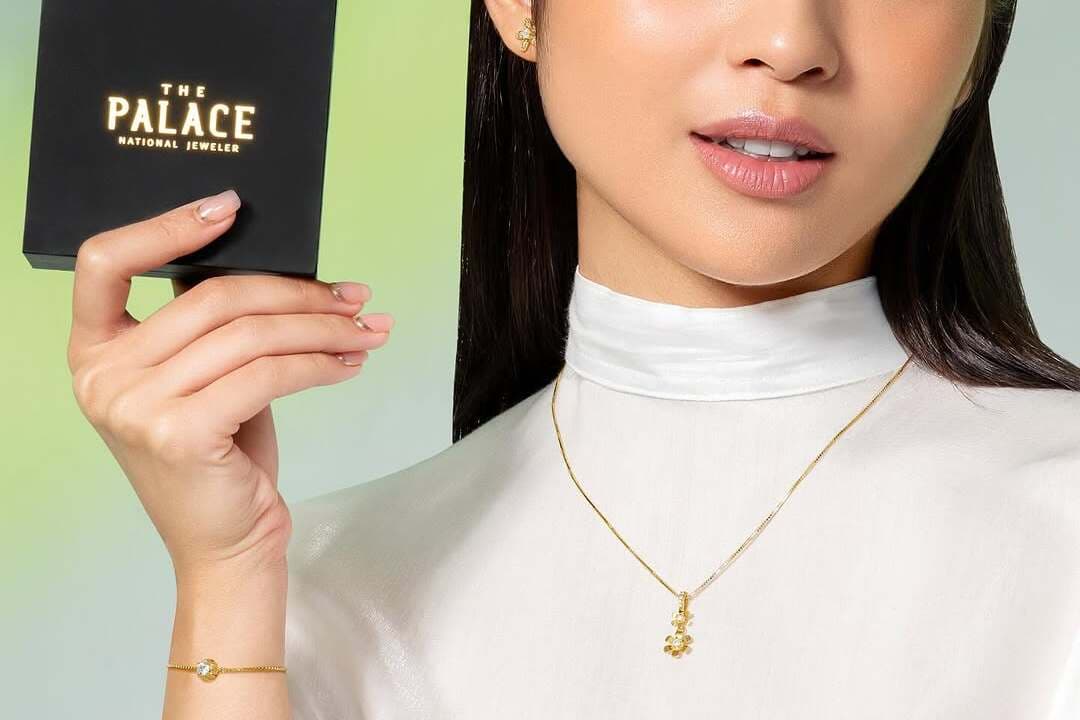 Inspirasi Model Gelang Emas yang Cocok Dipakai Travelling, Bikin Outfit Makin Bling-Bling!