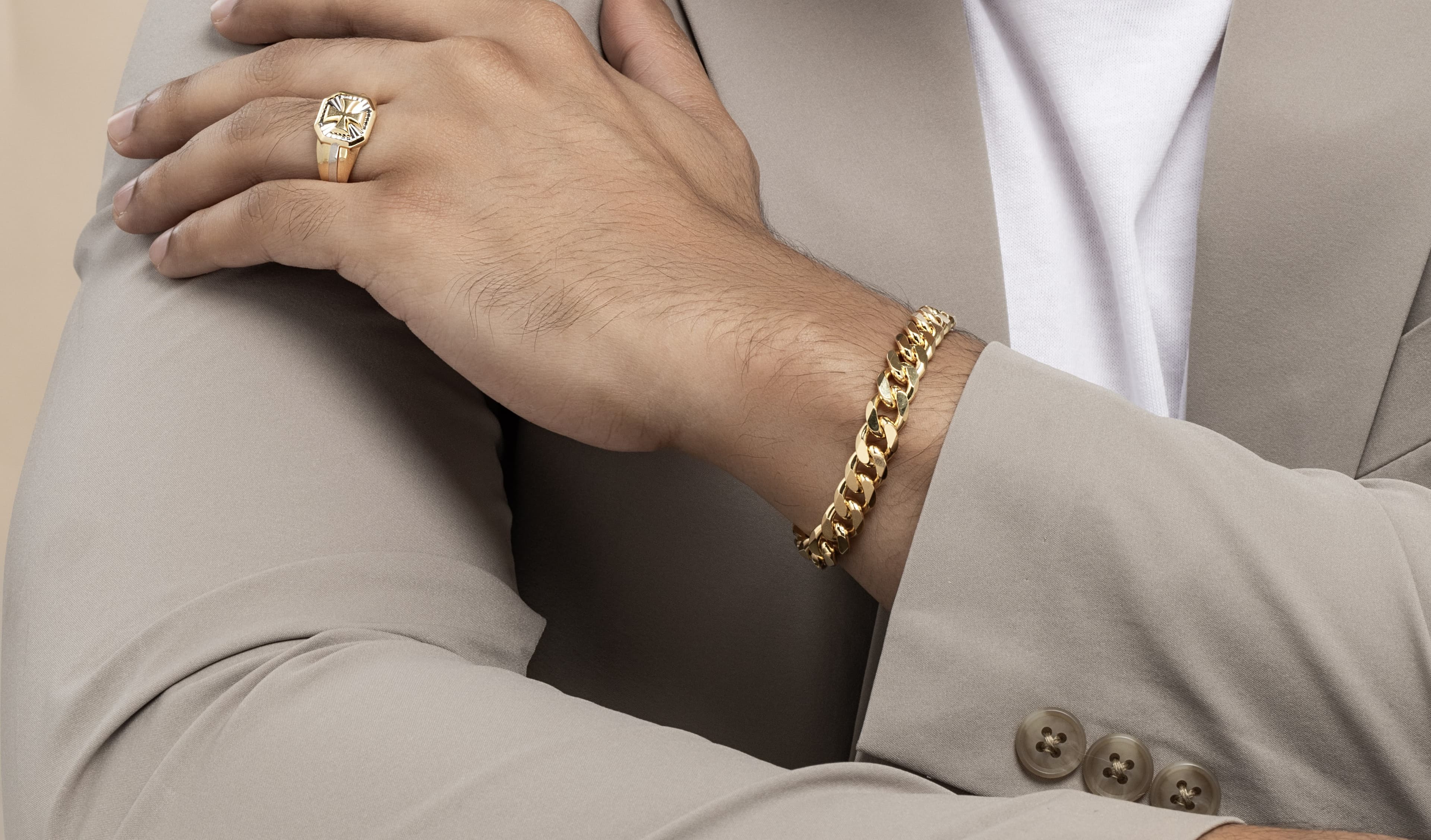 Bagaimana Cara Menyesuaikan Model Cincin Pria dengan Baju untuk Acara Formal?