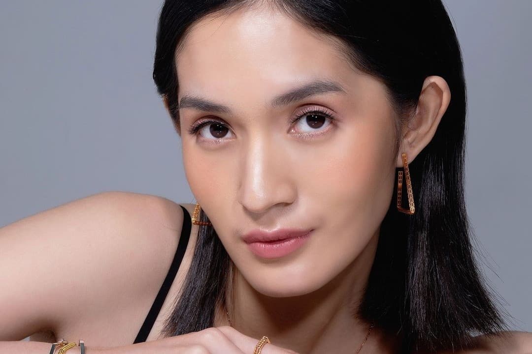 Model Anting Emas Terbaru dengan Berlian Buat Acara Wisuda