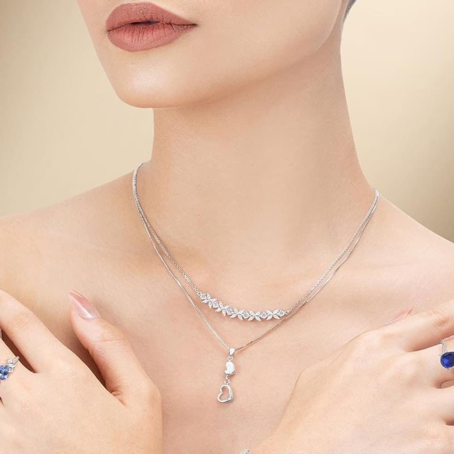 Tips Padu Padan Kalung Emas Putih Model Terbaru dengan Casual Outfit