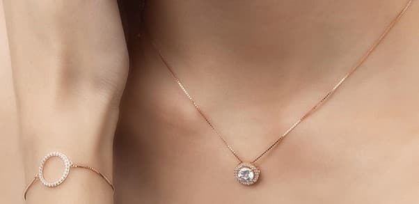 Ide Mix and Match Gaun Pernikahan dengan Perhiasan Emas yang Menawan