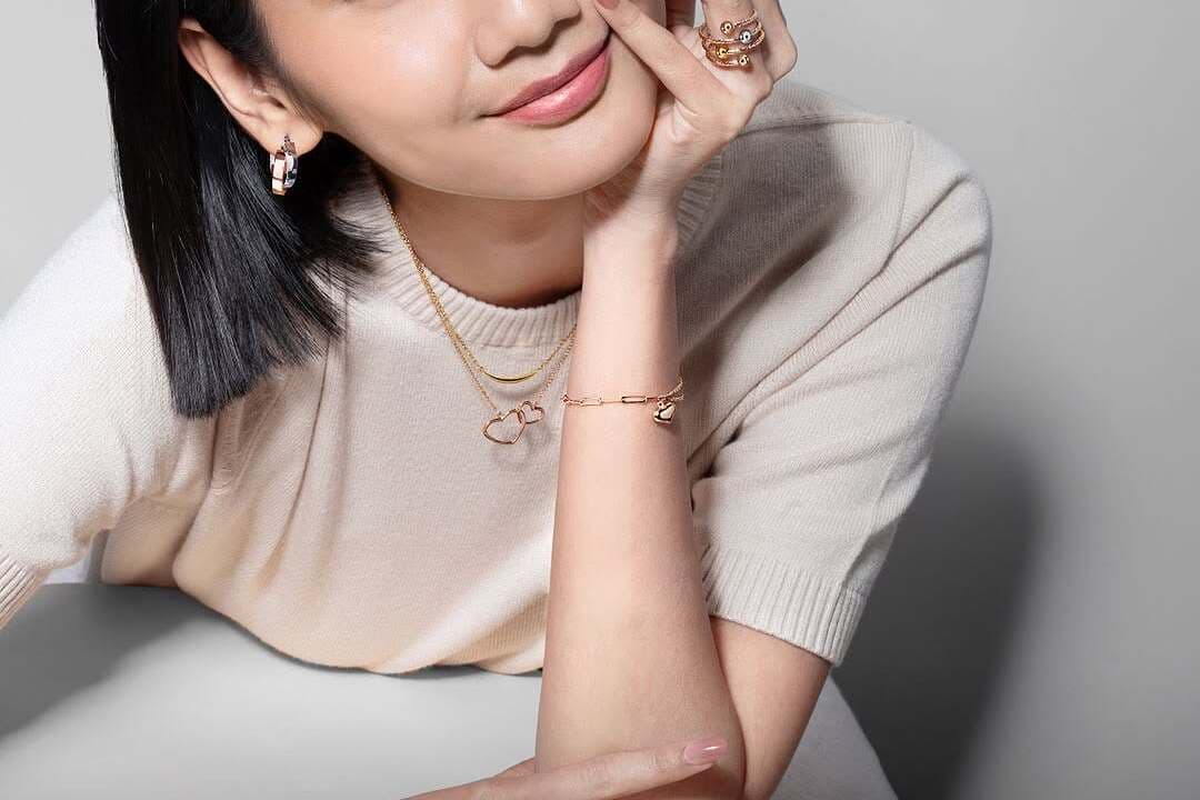 Tips Padu Padan Liontin Kalung Emas Terbaru dengan Casual Streetwear