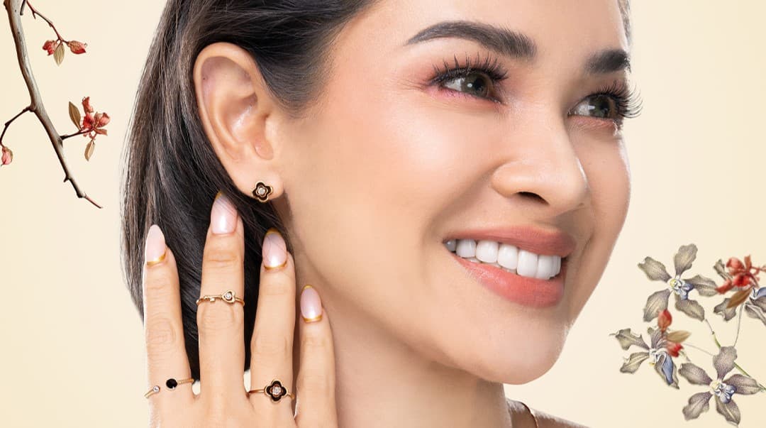 Anting Emas Dewasa Berhiaskan Berlian Bunga-Bunga yang Menawan