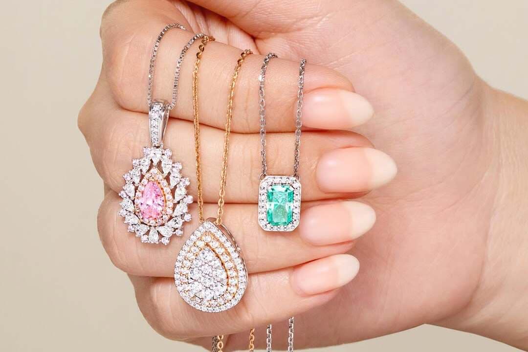 Trend Kalung Model Terbaru Dengan Permata Warna Warni Ini Sedang Naik Daun Loh!