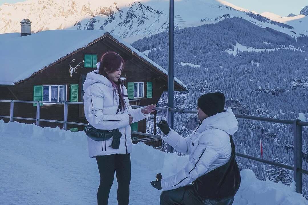 Intip Romantisnya Jonathan Alden Lamar Brisia Jodie dengan Cincin Lamaran Penuh Kilau Berlian!