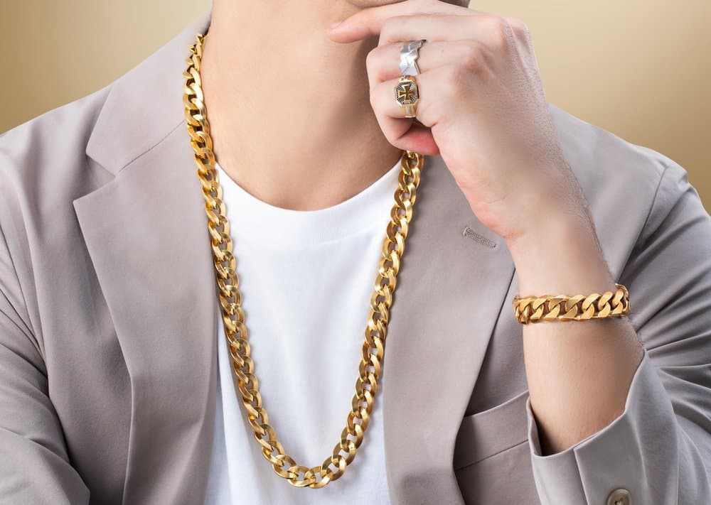 Anti Boring, Ini Dia Trik Memakai Kalung Emas dengan Berlian yang Stylish untuk Pria!