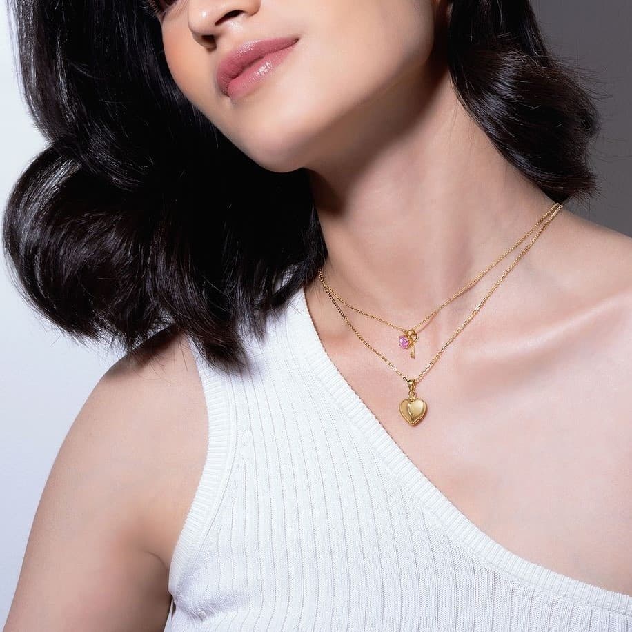 Tips Mix and Match Liontin Emas Model Terbaru Bergaya Modern dan Tradisional