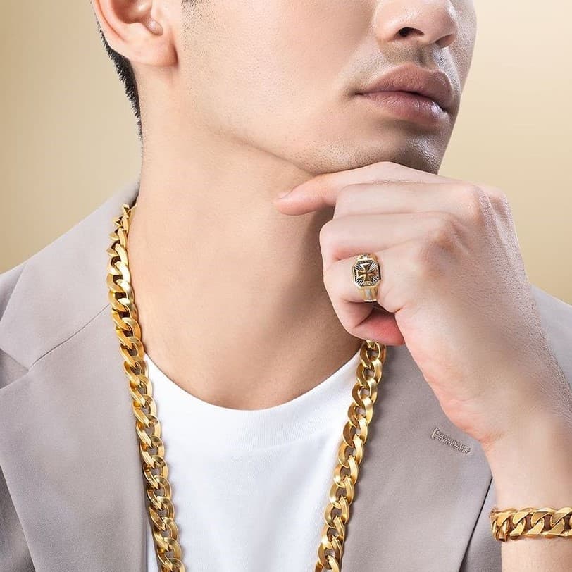 Cara Styling Kalung Rantai Pria untuk Berbagai Jenis Outfit
