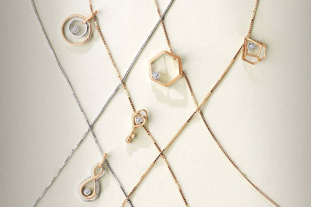 Hanya dengan Rp888 Ribu Anda Bisa Membeli Liontin Emas dengan Berlian Ini Loh!