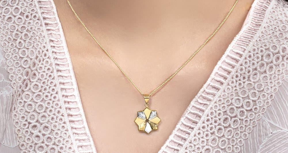 Cari Hadiah untuk Sahabat? Liontin Inisial Jadi Pilihan yang Tepat!