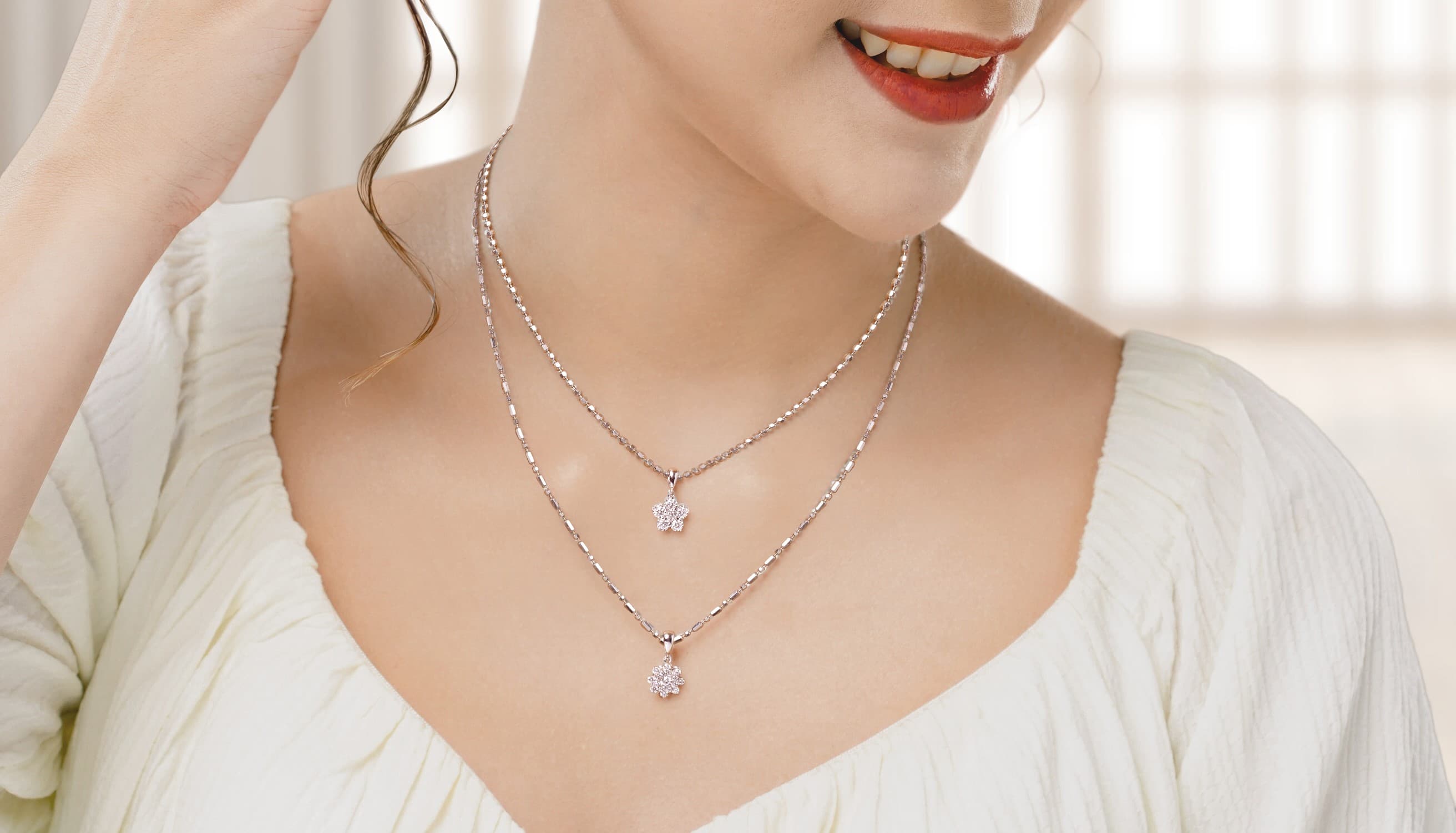 Gaya Elegan Saat Liburan Memakai Model Kalung Emas Terbaru Bertatahkan Berlian