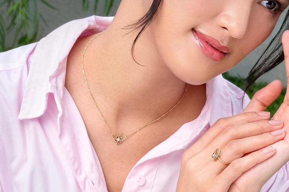Inspirasi Mix and Match Kalung Emas Model Terbaru dengan Outfit Serba Pink Buat Valentine