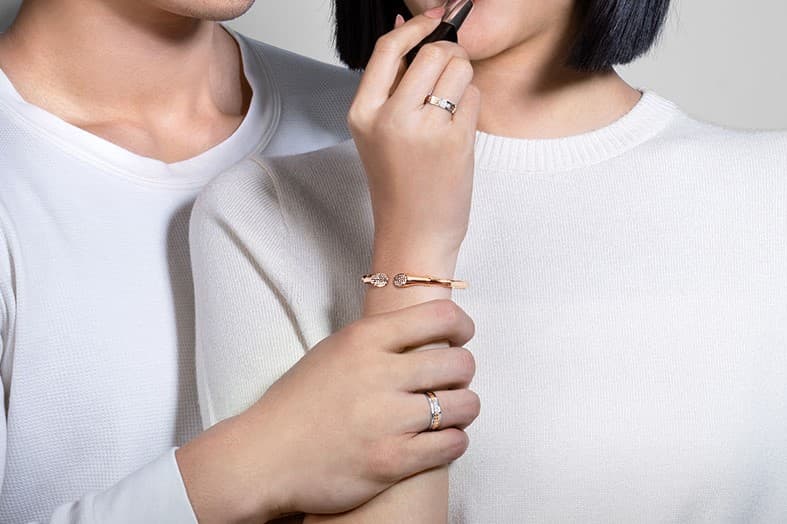 Inspirasi Mix and Match Gelang Berlian dan Simple Dress untuk Valentine Date