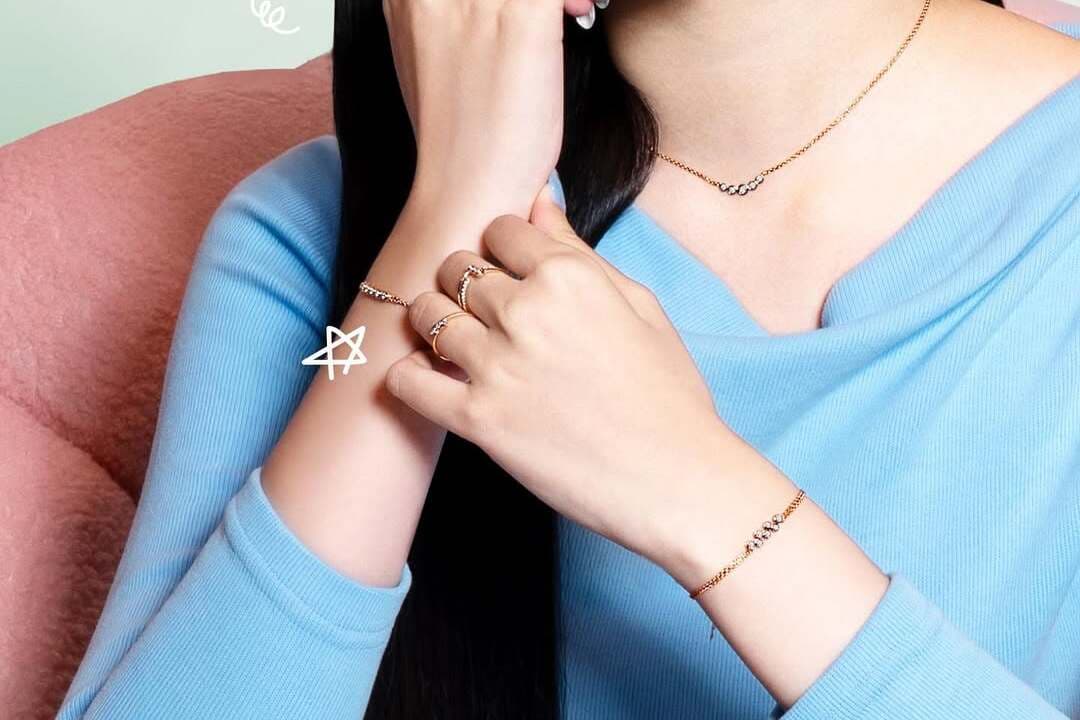 Cara Styling Gelang Emas Wanita Berhiaskan Berlian Yang Elegan dari Koleksi Terbaru The Palace Jeweler