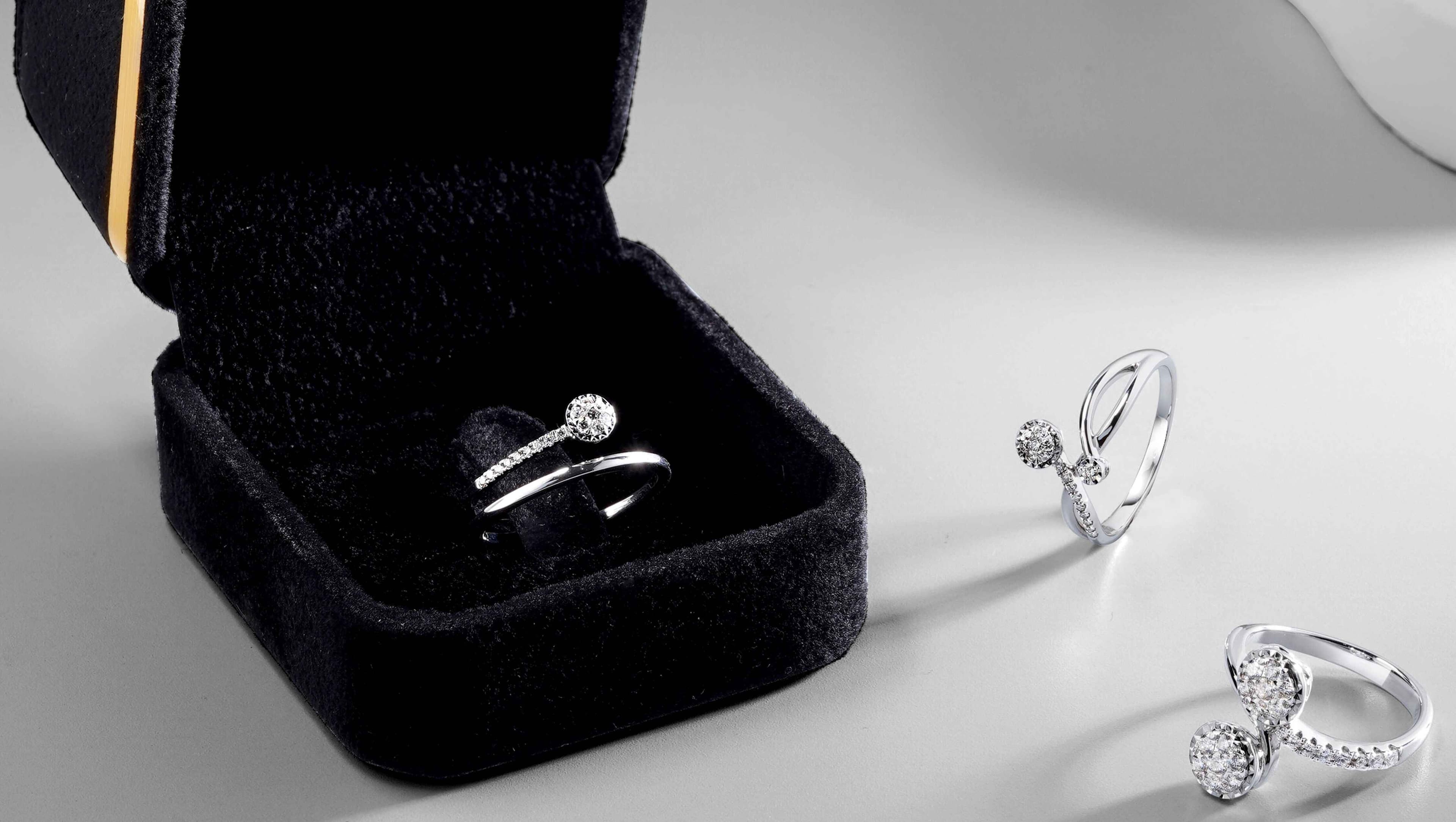 Mengapa Engagement Ring Dipakai di Jari Manis? Berikut Penjelasannya!