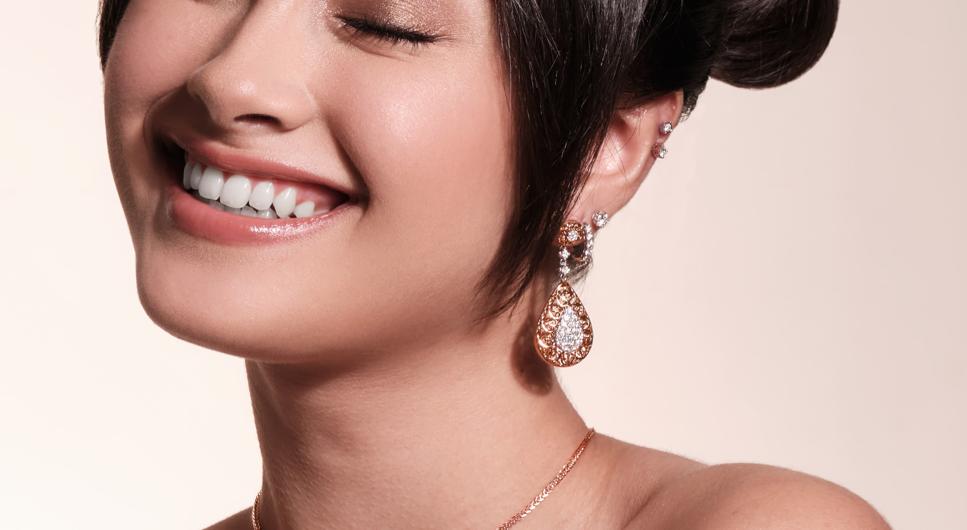 Apa yang Membedakan Harga Anting-Anting Emas Model Huggies dan Model Hoop?