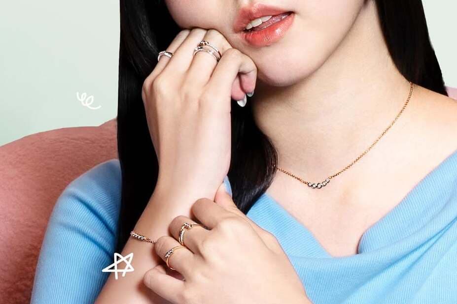 Bagaimana Cara Styling Ala Wanita Korea Hanya dengan Kalung Emas Berhiaskan Berlian