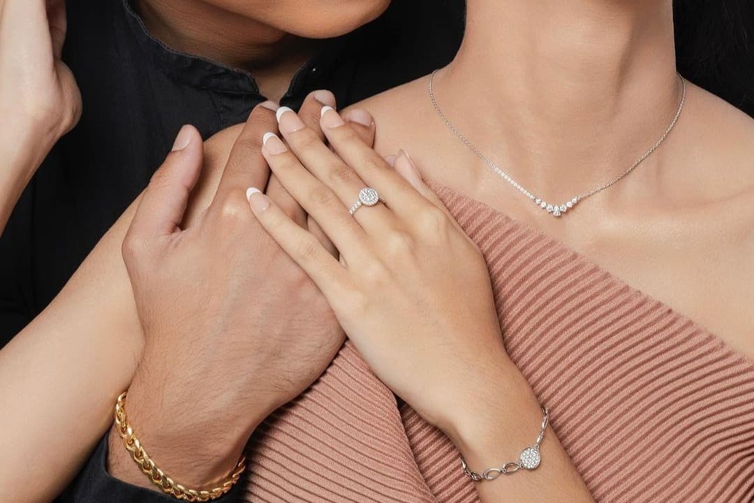 Rekomendasi Outfit di Malam Khusus Anda Memberikan Cincin Tunangan