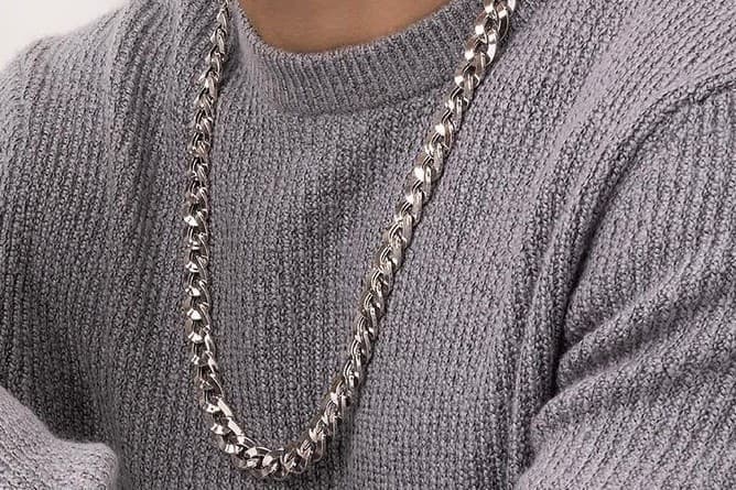 Cara Styling Kalung Emas Pria yang Simple Agar Terlihat Mewah