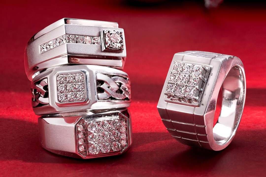 Apa Makna Mengenakan Cincin Pria Berhiaskan Berlian di Masing-Masing Jari?