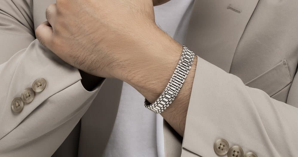 Tak Hanya Wanita, Pria Juga Bisa Memakai Gelang Berlian! Ini 8 Alasannya