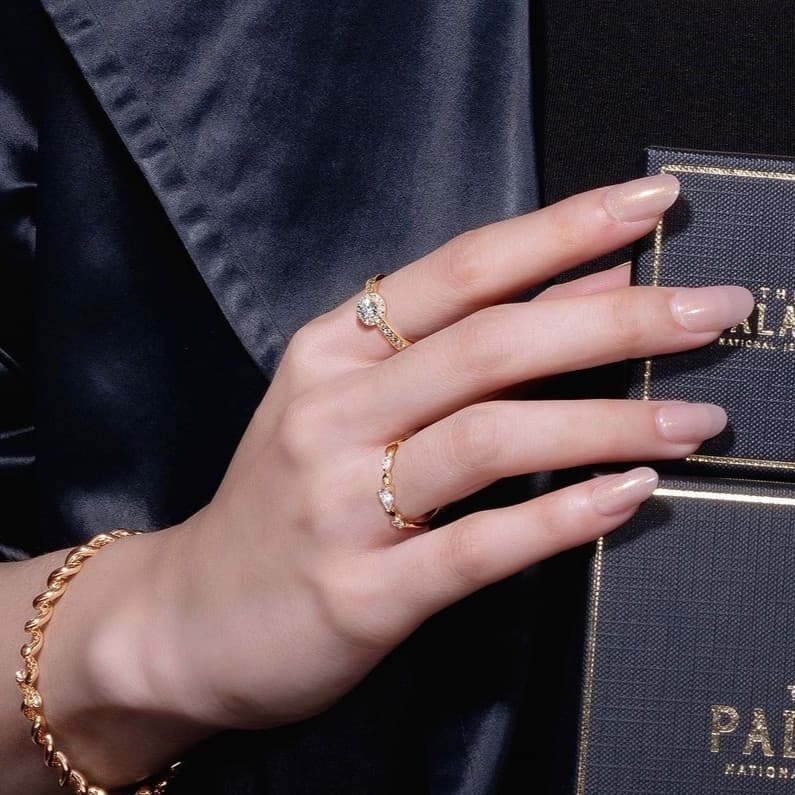 Rekomendasi Hadiah Pernikahan Tahun Pertama untuk Istri Tercinta