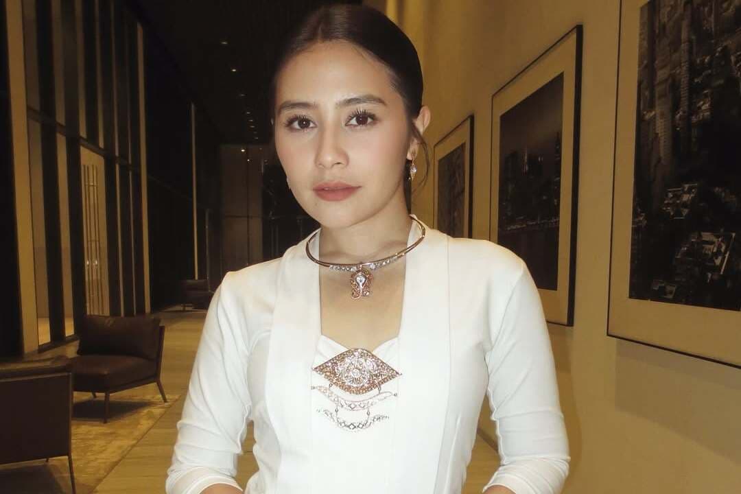 Tampilan Prilly Latuconsina dengan Gaya Kartini Modern Memakai Perhiasan Emas 'Nusantara' di Anugerah Kartini Musik dan Film Indonesia