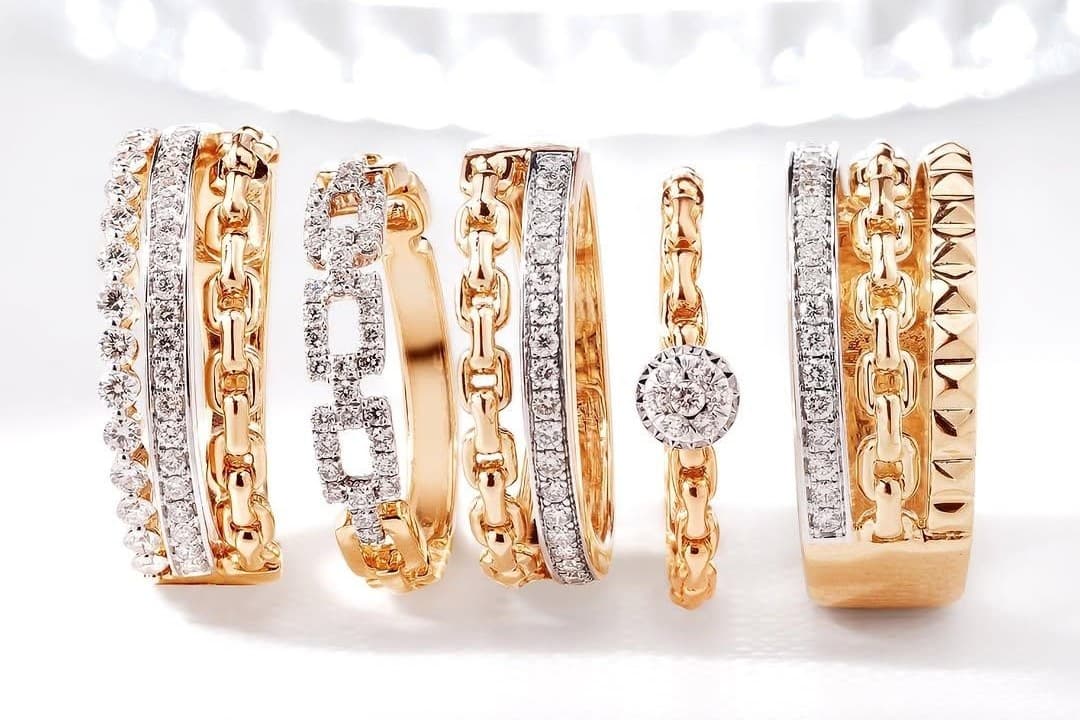 Inspirasi Outfit Christmas Date dengan Cincin Emas Model Terbaru